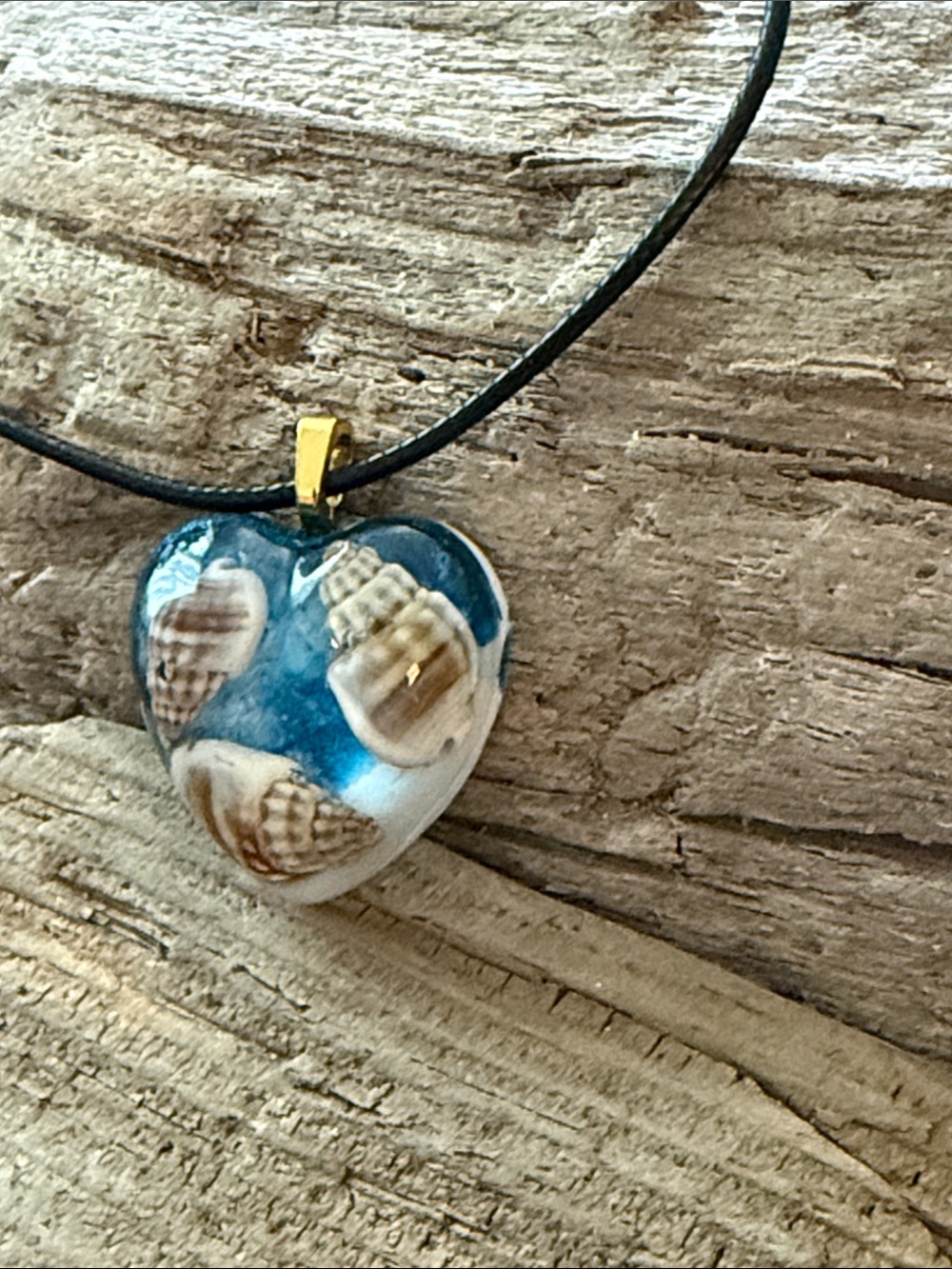 Hand Crafted Resin Blue Heart Shell Pendant Necklace - Picture 5 of 8